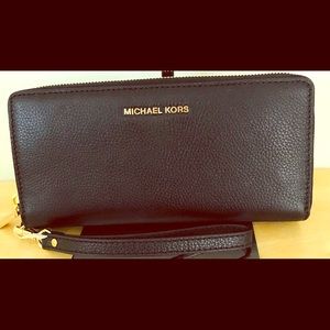 100% Auth Michael Kors Leather Wallet/Wristlet